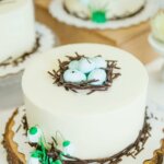 Tortoljupci se mogu poigrati sa dvostrukom smjesom i cheesecake kremom među slojevima. Uskršnja poslastica za prste polizati!
