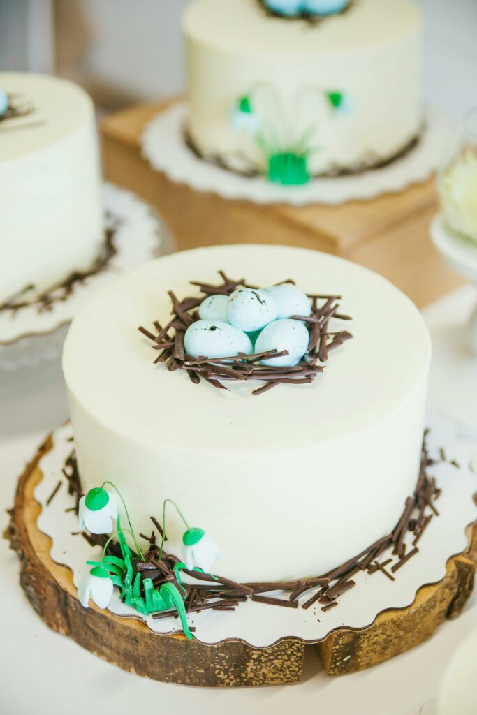Tortoljupci se mogu poigrati sa dvostrukom smjesom i cheesecake kremom među slojevima. Uskršnja poslastica za prste polizati!