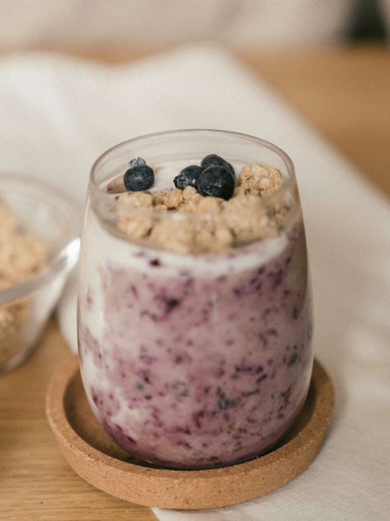 Staklena čaša s smoothijem od borovnice i kikirikija koji potiče laktaciju kod dojilja