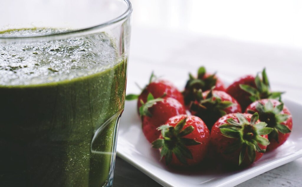 Zeleni smoothie s jagodama pospješava poticanje laktacije majka dojilja